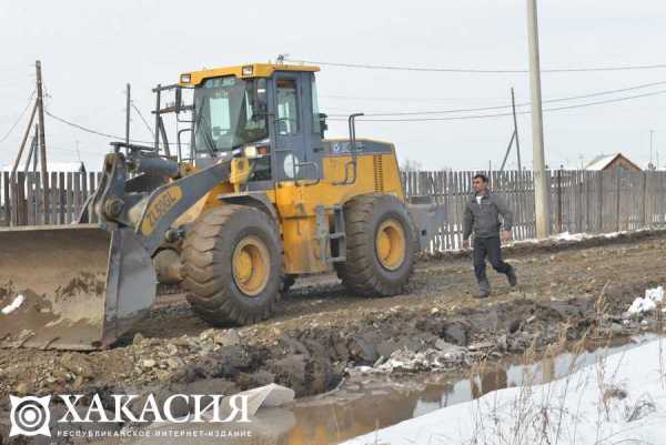 От автодорог Хакасии отводят талые воды