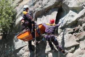 Спасатели провели тренировку на отвесной скале