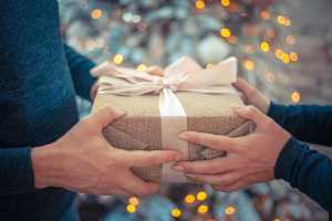 Среди жителей Хакасии больше тех, кому дарить подарки приятнее, чем получать их
