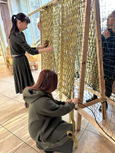 Помощь каждого важна: маскировочные сети плетут в музее