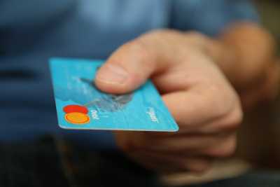 Жители Хакасии все чаще используют платежные карты для расчетов