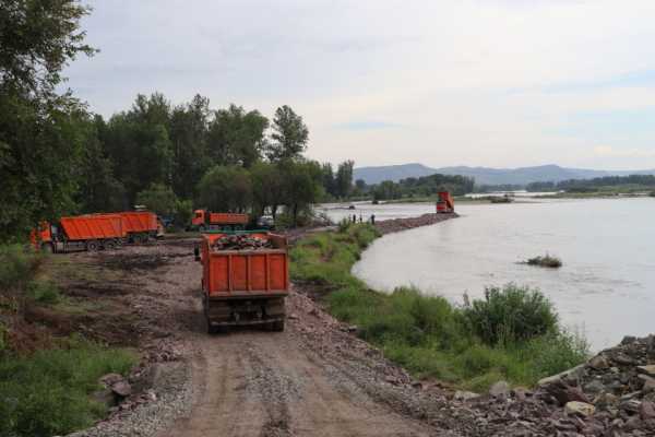 Переливная дамба в Абакане: работа продолжается