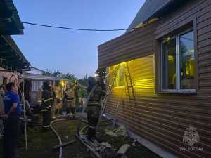 В Саяногорске спасали дом от огня