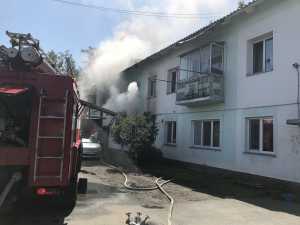 В Усть-Абаканском районе пожарные потушили крышу многоквартирного дома
