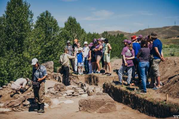 Волонтеры наследия изучают археологию от раскопок до выставок