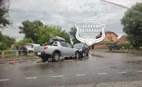 В Абакане водитель пикапа нарушил всё, что мог, и въехал в джип